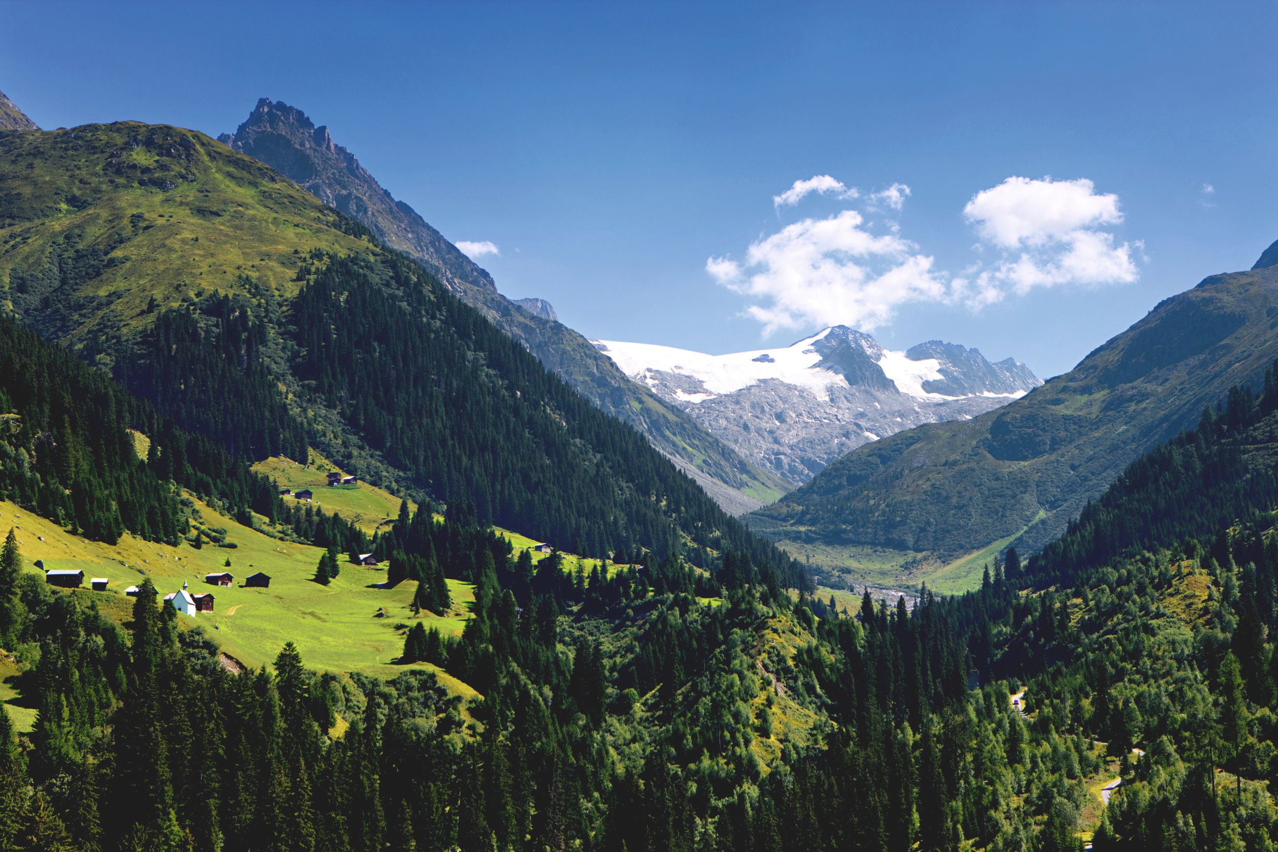 وادي بلاتاس: بيز ميدل وجليد ميدل في منطقة سويرسلفا، مثالي للأنشطة الصيفية.
