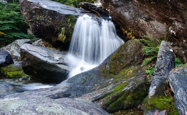 Lembah Verzascatal: Air Terjun di Lago Maggiore dengan batu-batu dramatik dan alam hijau