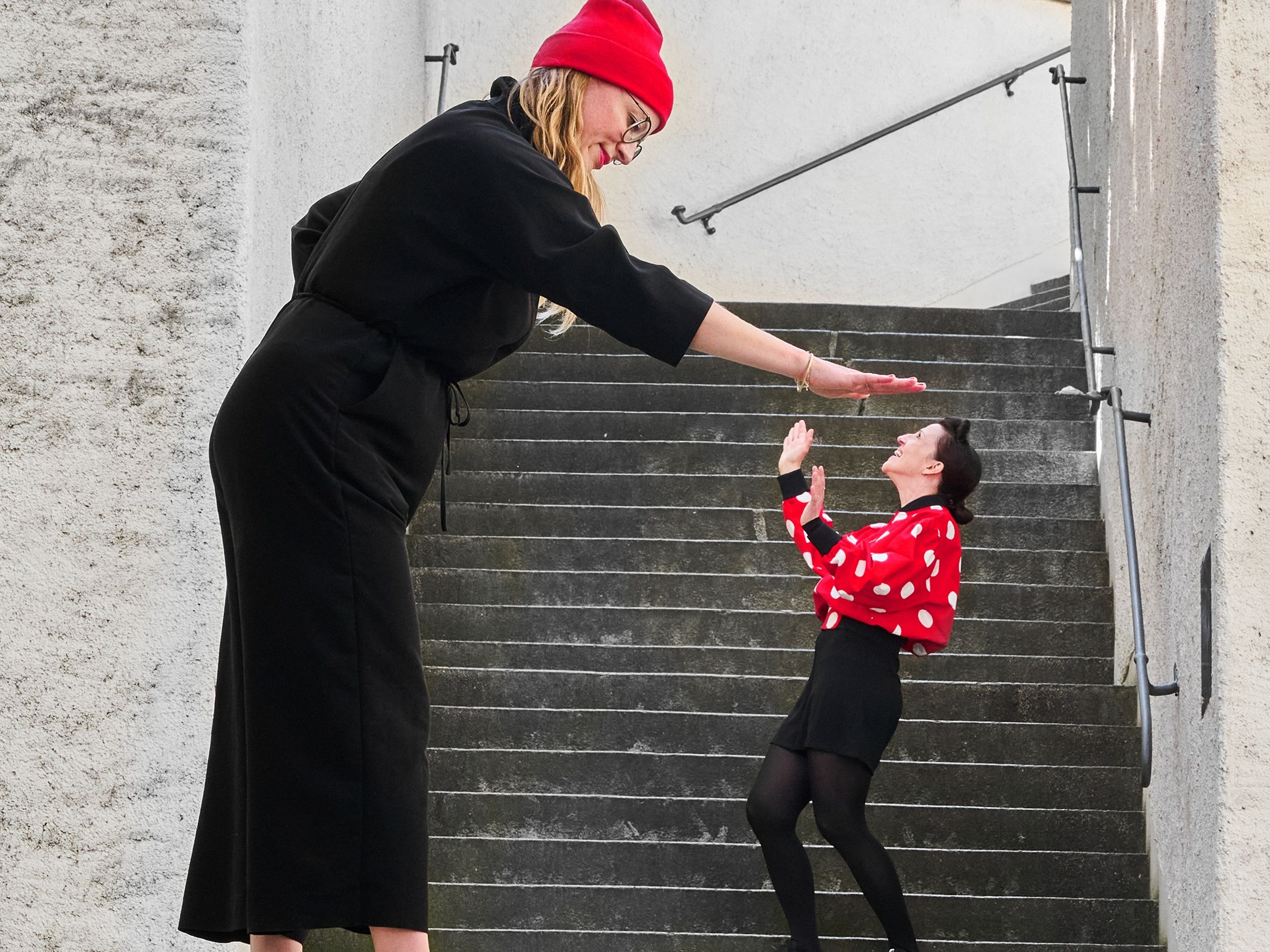 WOW City Rally Duo Tour: Zwei Personen, die gemeinsam eine aufregende Stadttour erleben, voller Spaß und Abenteuer.