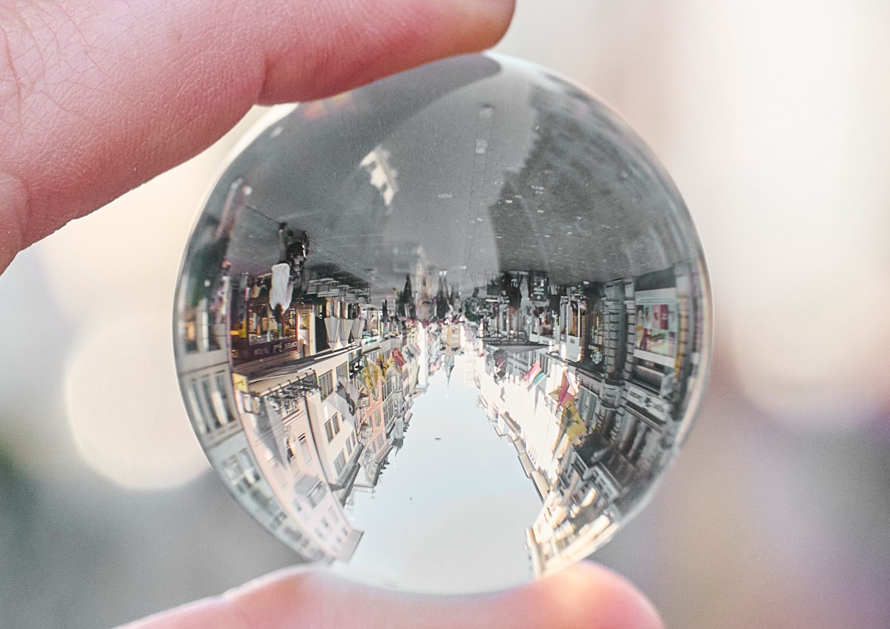 WOW City Rally : Découvre la ville à travers une boule de cristal avec des bâtiments historiques et des drapeaux colorés.