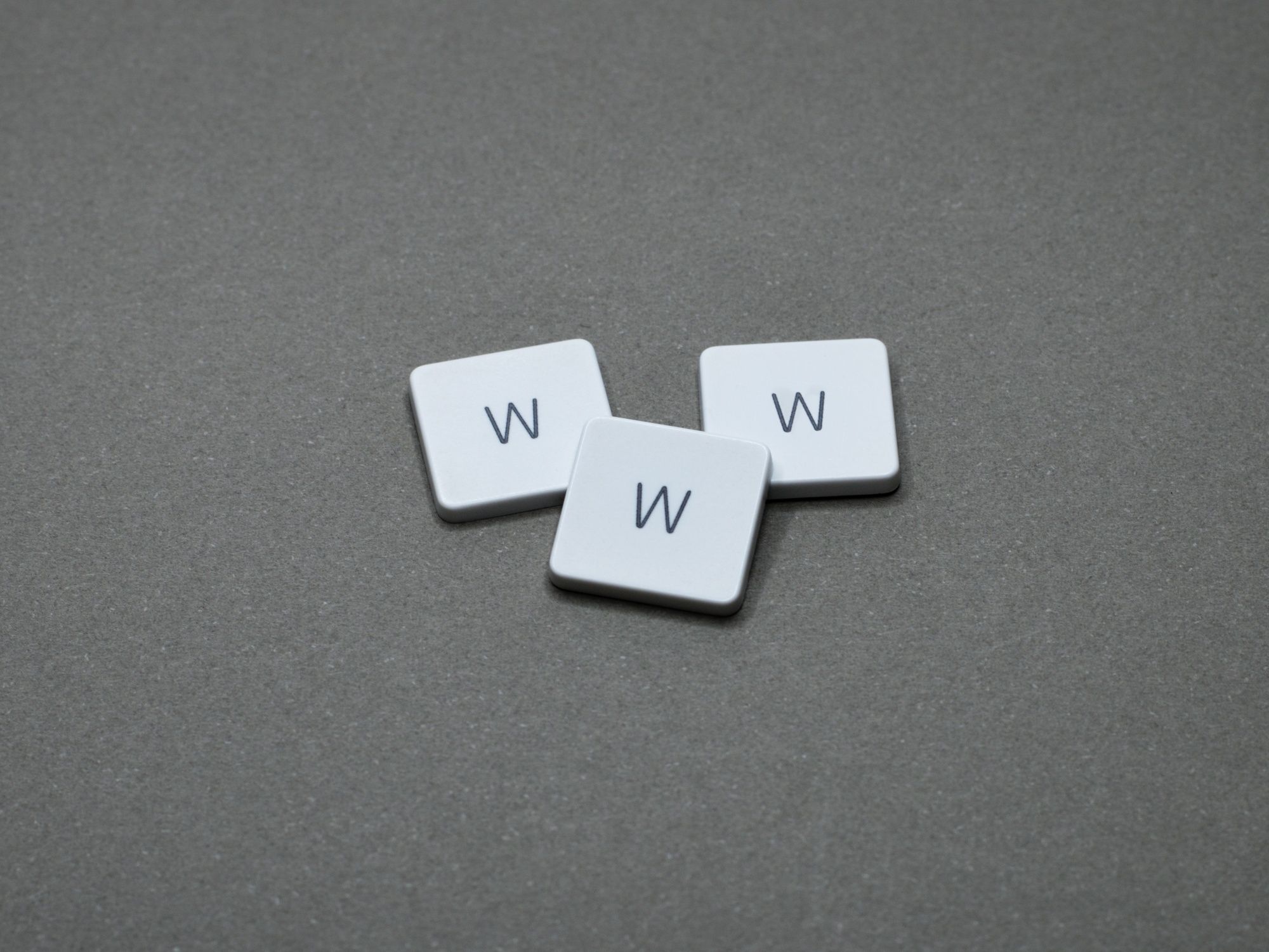 灰色の背景にWと書かれた3つのキー