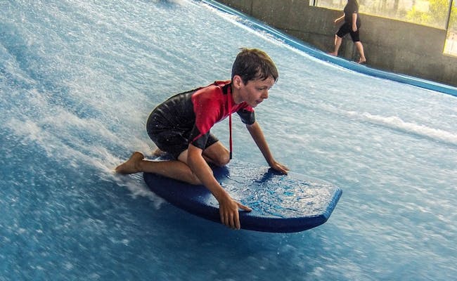 Bodyboarding: Chłopak na Xstream Parku surfuje na bodyboardzie w wodzie z dużą frajdą