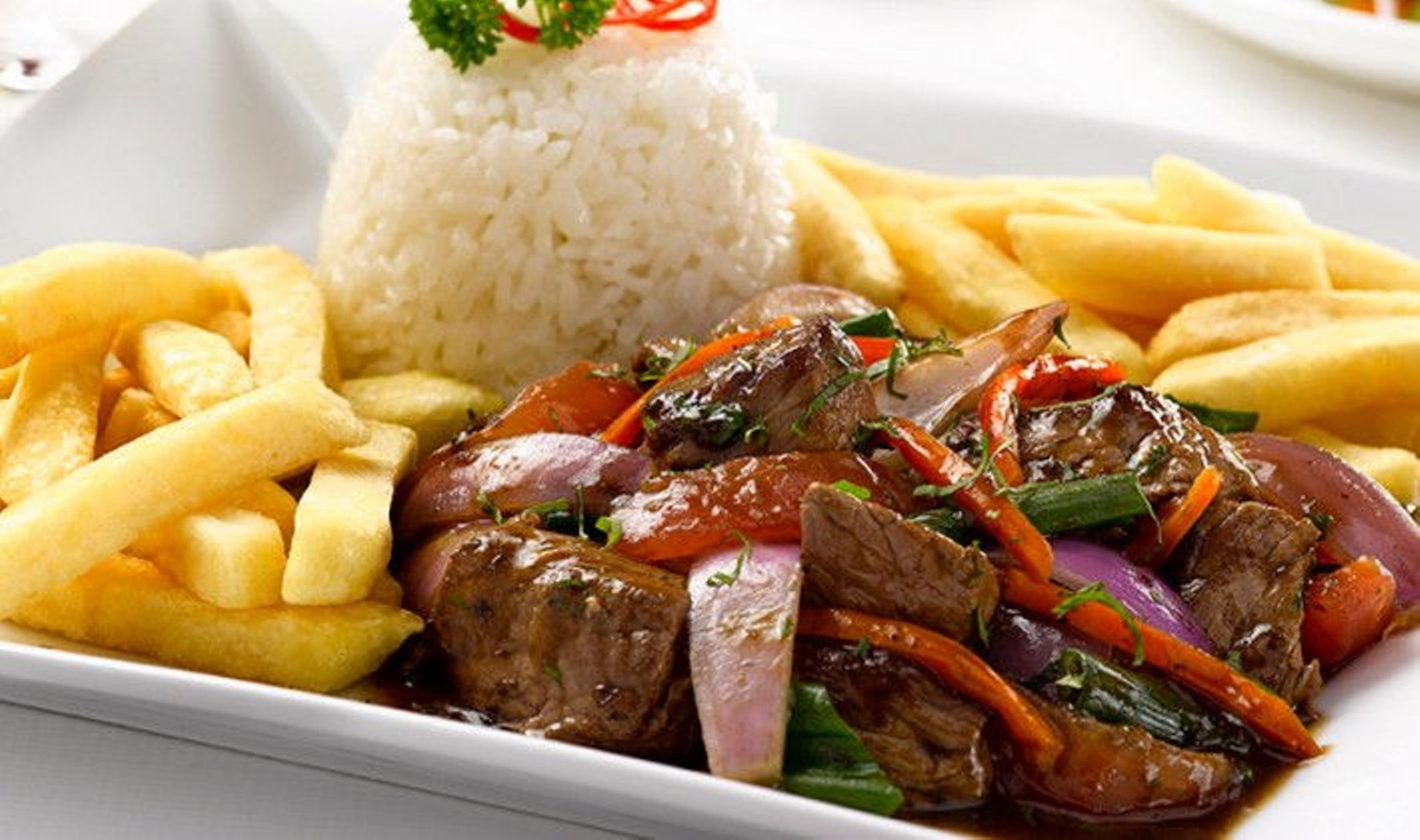 Cocina peruana con carne de res, arroz y papas fritas
