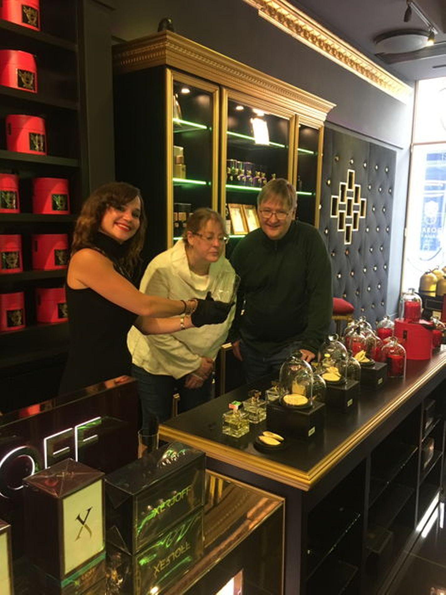 घरेलू विशेषताओं का स्वाद लेते हुए पुराने शहर में भोजन यात्रा जिनेवा के साथ भाग लेने वालों के साथ