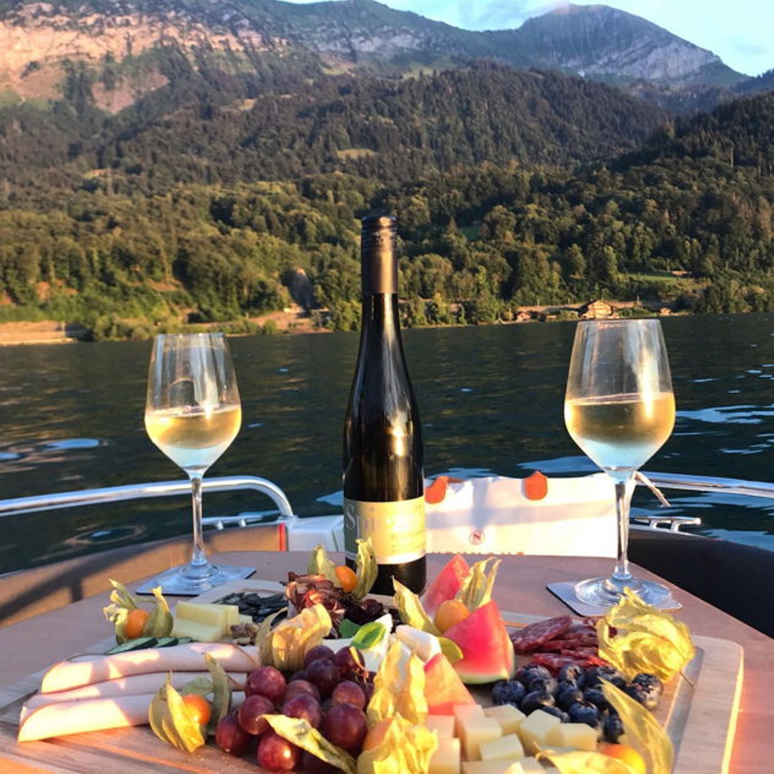 일몰 때 보트에서 치즈와 와인