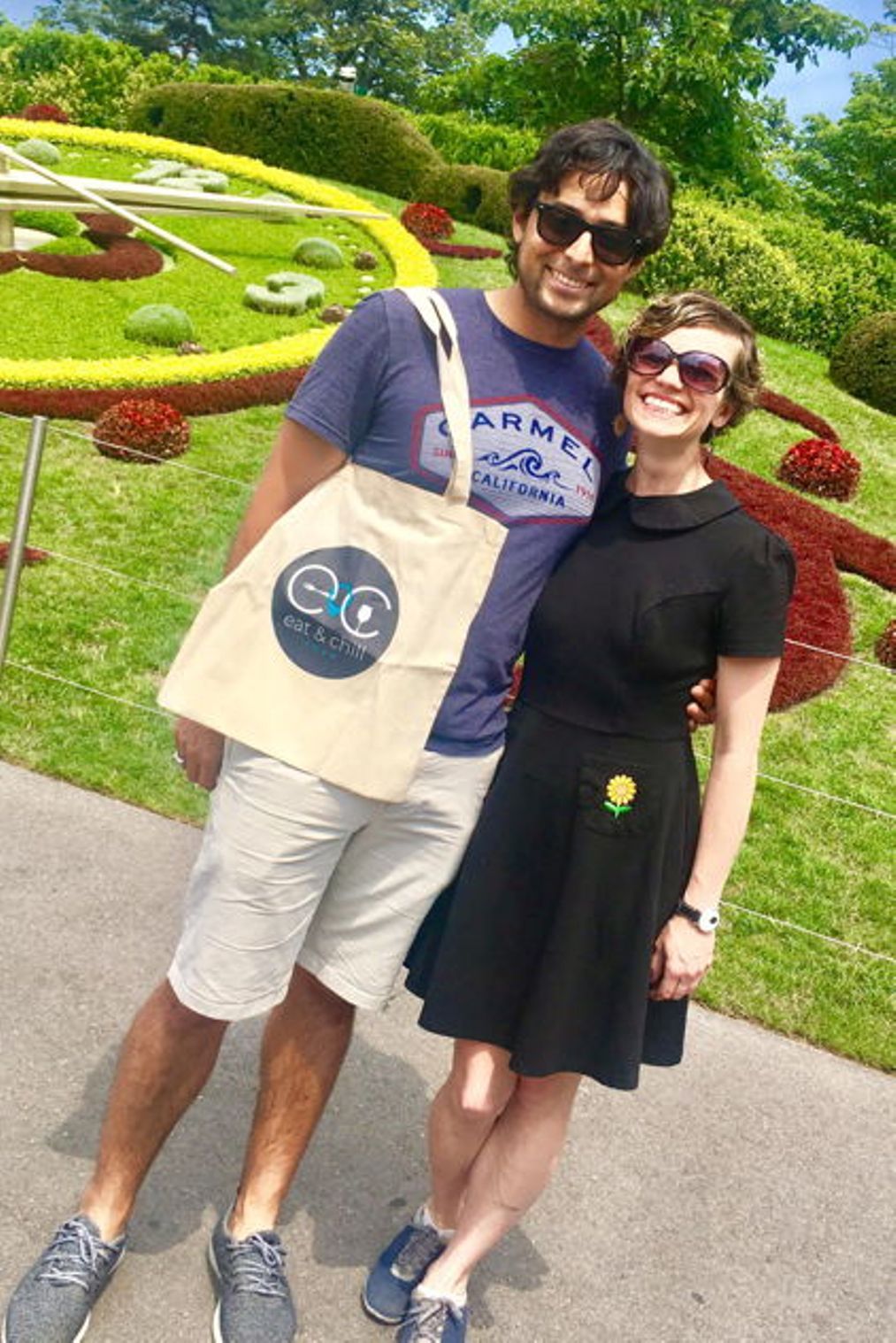 Coppia davanti all'orologio di fiori a Carmel