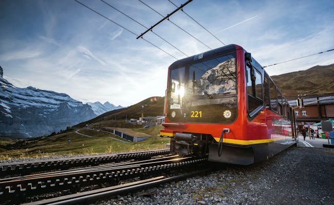 Jungfraubahn: Geniet van de rit naar de Kleine Scheidegg met uitzicht op het winterlandschap en de bergen.