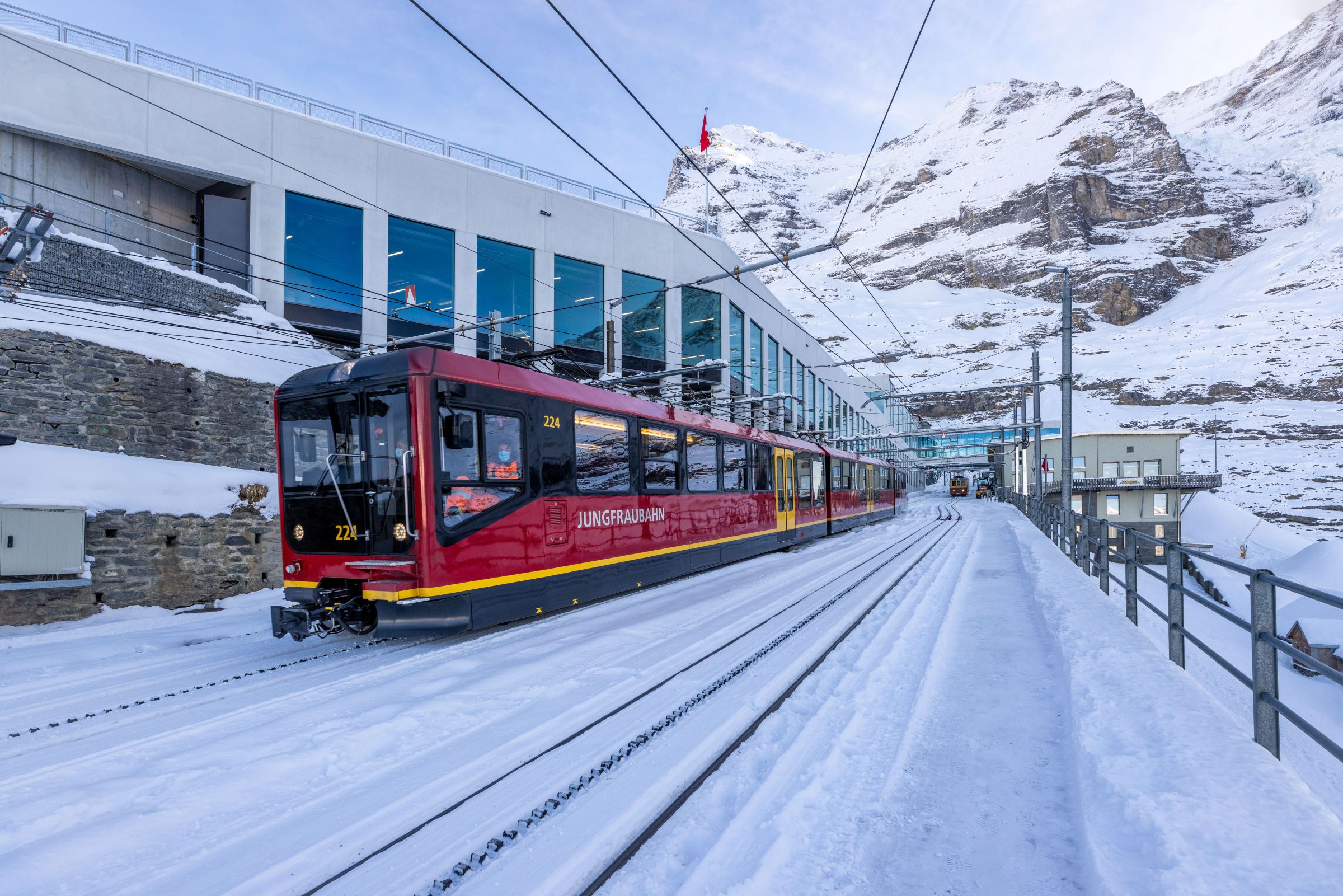 Jungfraubahn : paysage d'hiver au glacier de l'Eiger avec un impressionnant panorama montagneux et la station de train.