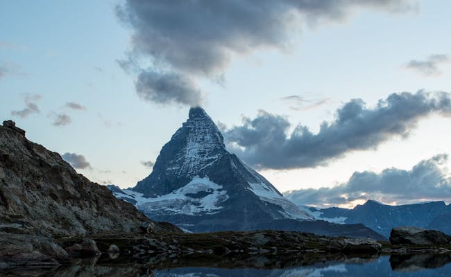 Riffelsee : impressionnant paysage de montagne avec le Cervin au crépuscule, Zermatt, été.