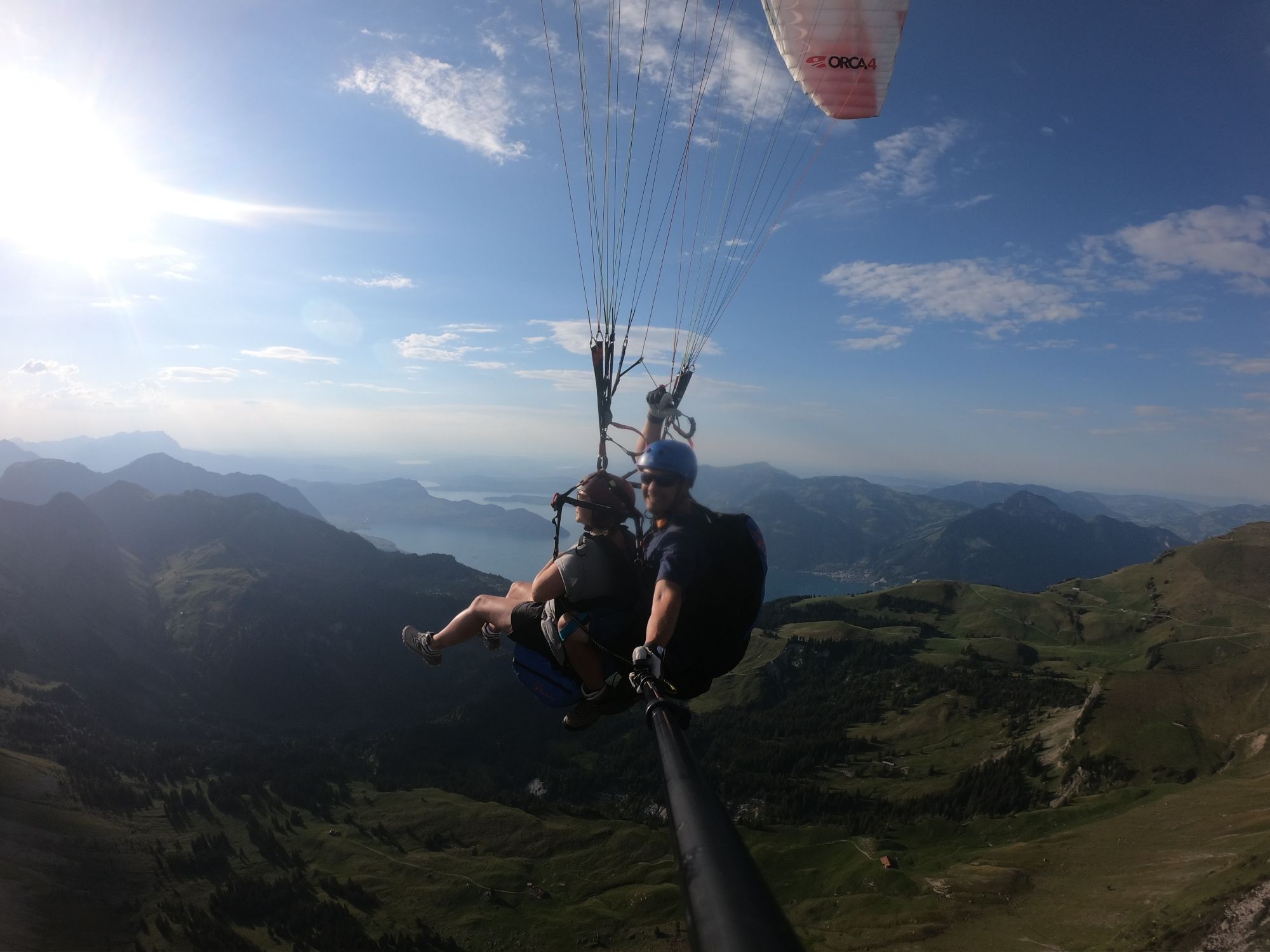 Paragliding in Luzern: Geniet van de tandem thermiekvlucht boven adembenemende bergen en natuur.
