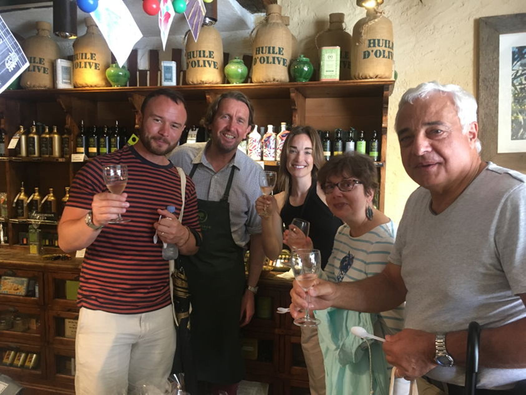 जेनिफ़ में भोजन यात्रा सहभागी के साथ, जो खुशियां मना रहे हैं।