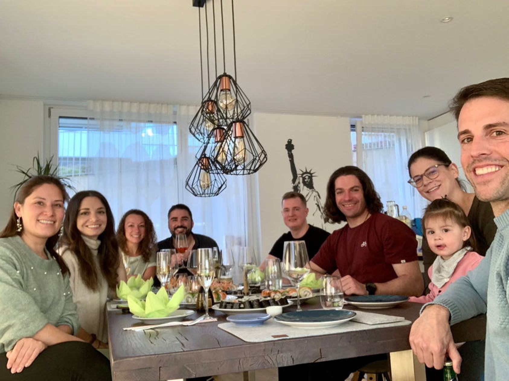 Курс по приготовлению суши в Люцерне с друзьями: групповой ужин за столом