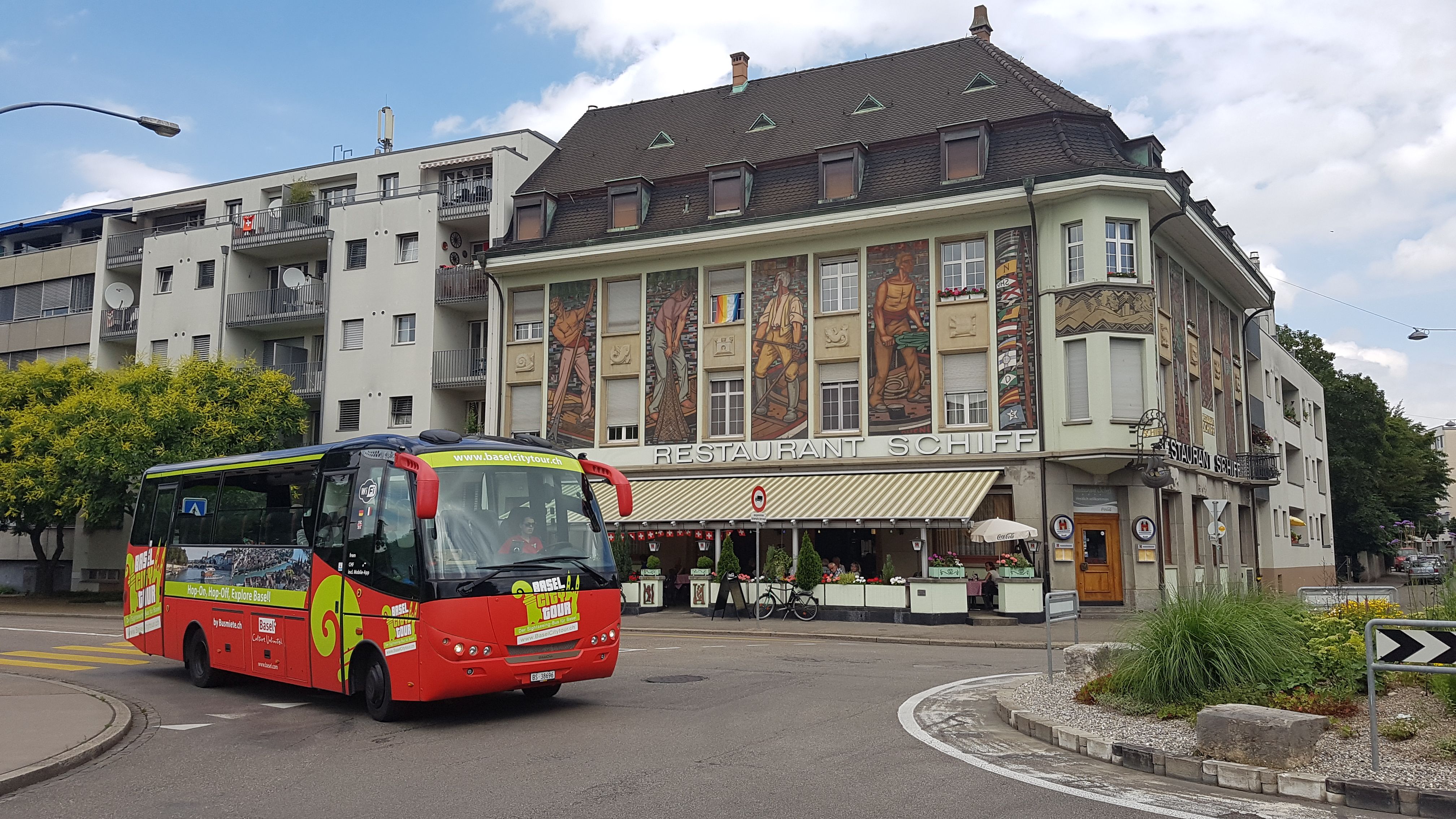 ทัวร์รถบัสเบเซล รอบเมือง ด้วยรถบัสสีแดง-เหลืองที่ร้านอาหารชิฟ