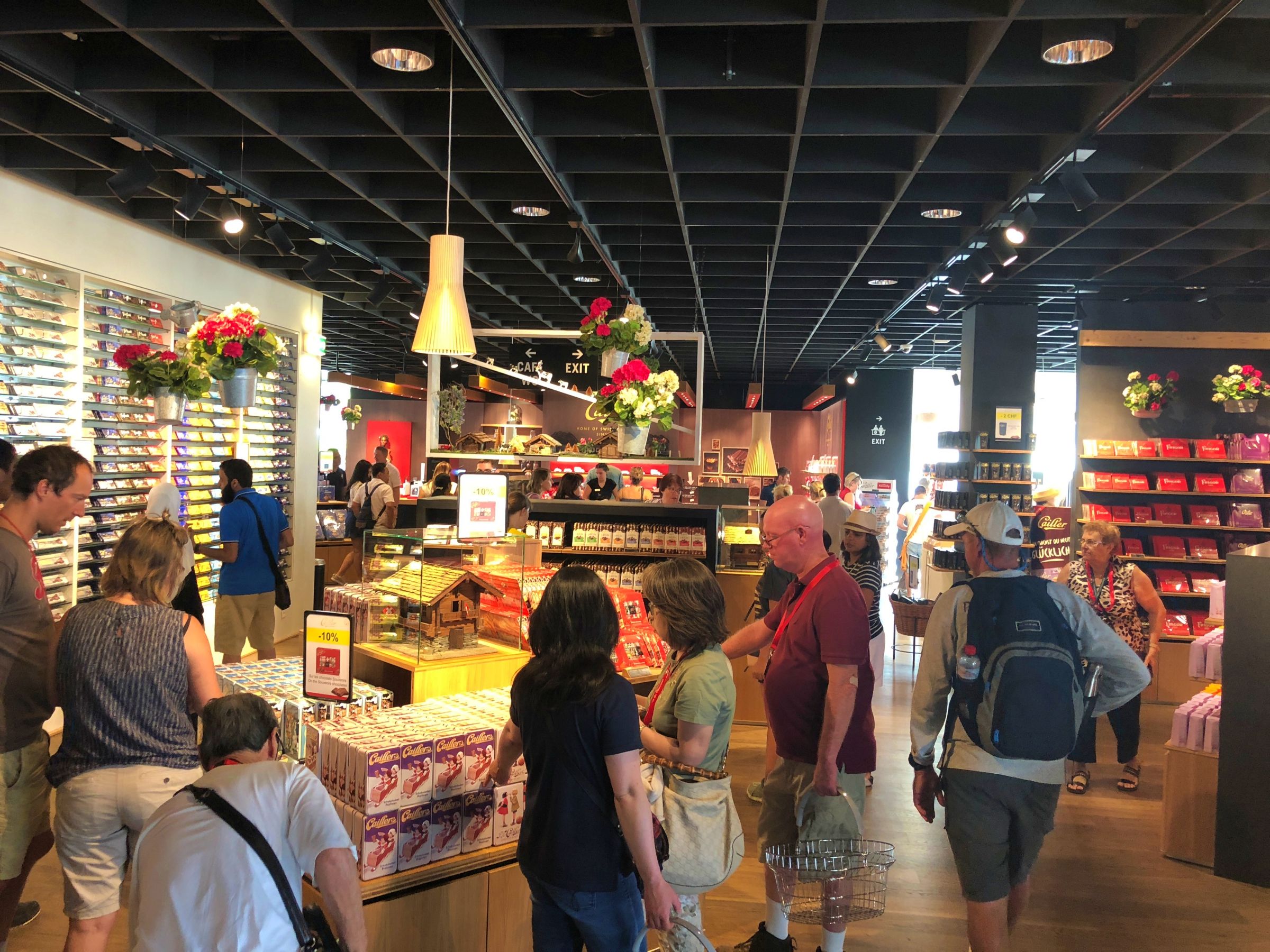 Maison Cailler: Temui kilang coklat dengan lawatan berkumpulan dan pelbagai produk coklat.