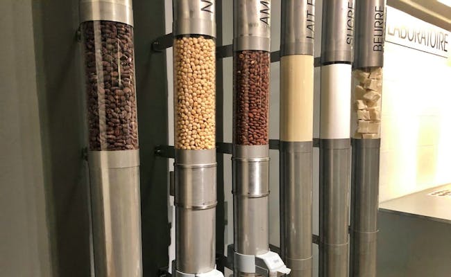 Ингредиенты в информационном центре Камиль Блок с разнообразными продуктами питания и полезными опциями.