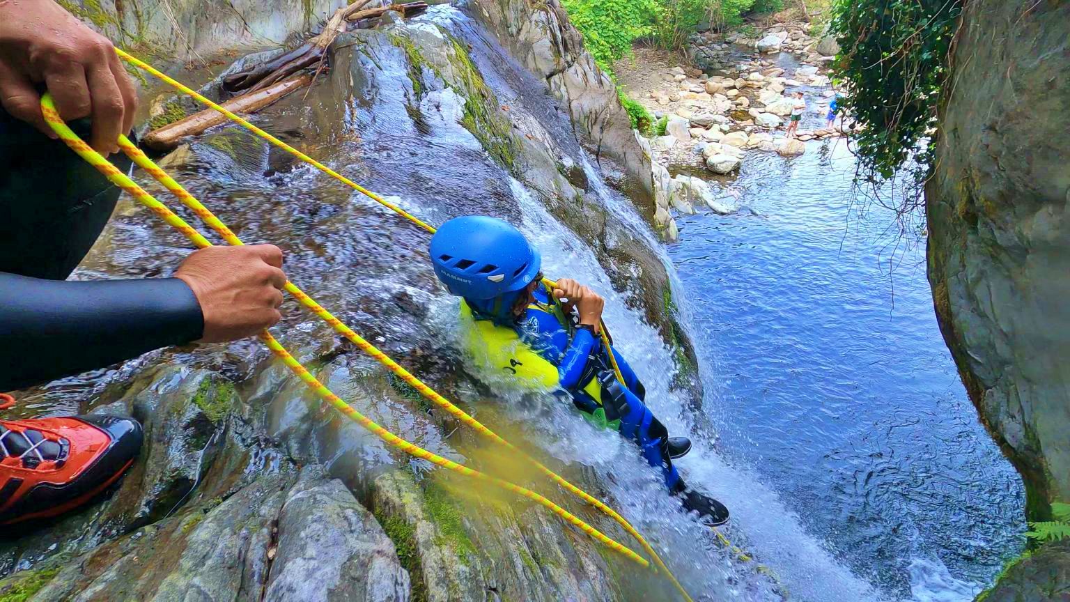Canyoning in Vira, Tessin: spannende Familienaktivität in der Natur mit kühlen Wasserfällen und Felsen.