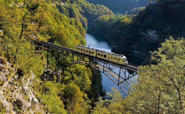 Fahrt mit Centovalli Bahn durch das Valle Vigezzo (Foto: Schweiz Tourismus Christof Sonderegger)