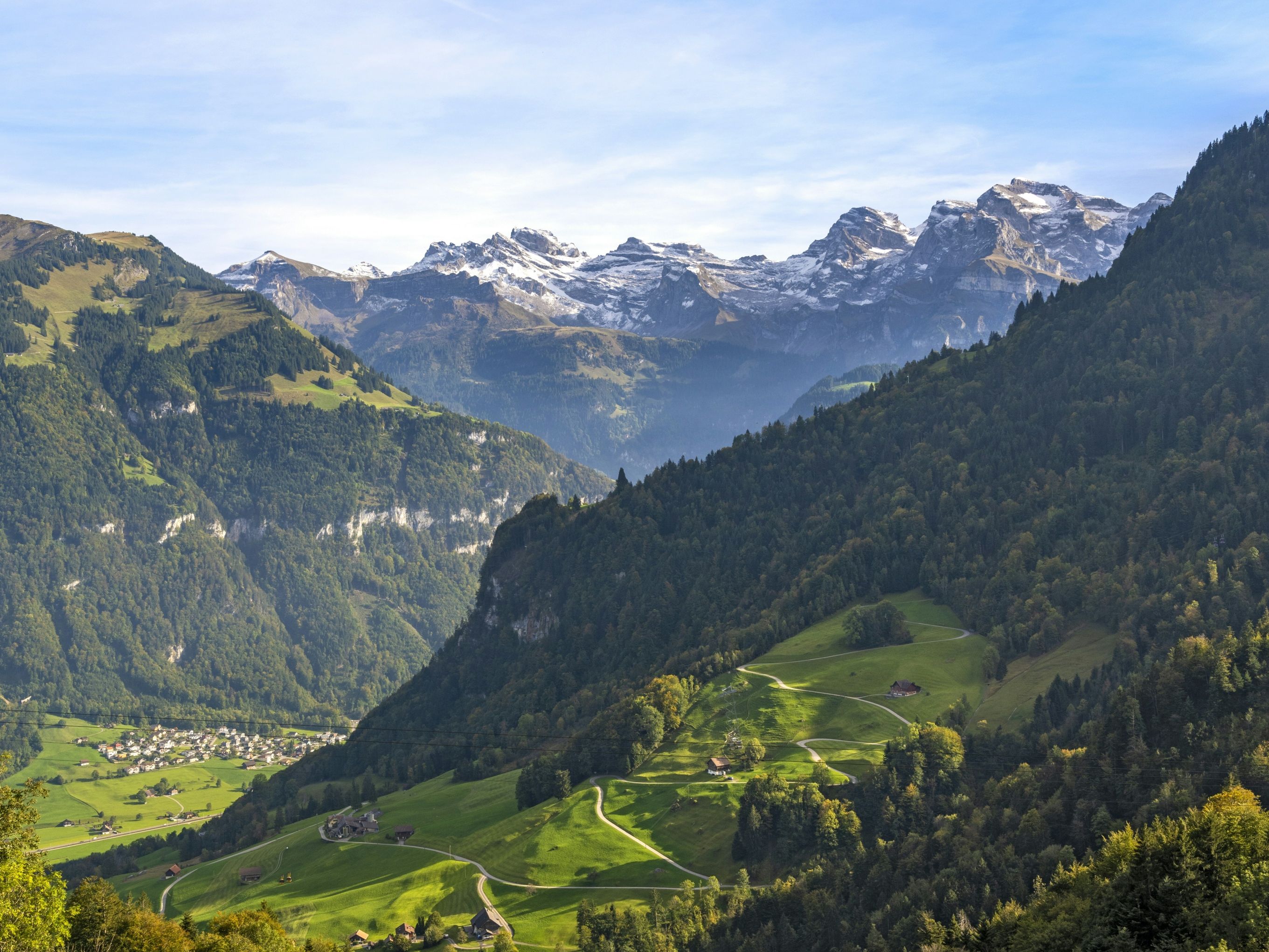 Dallenwil: paesaggio montano pittoresco con prati verdi e cime innevate in estate.