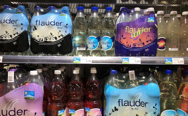 Bebidas Flauder en diferentes variedades, botellas y envases en la estantería