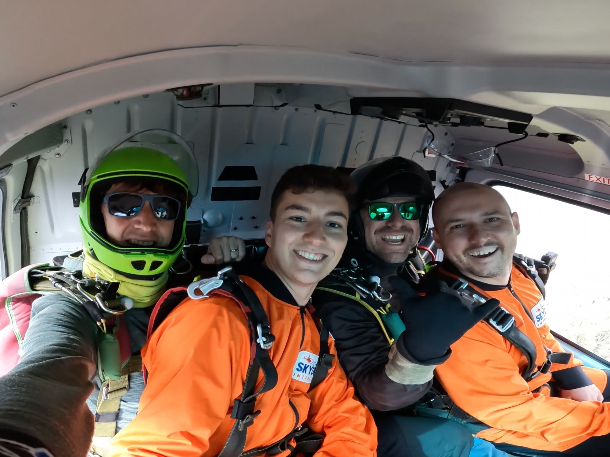 Leon กับ Dennis อยู่ในเฮลิคอปเตอร์กับ Jump Masters สองคน