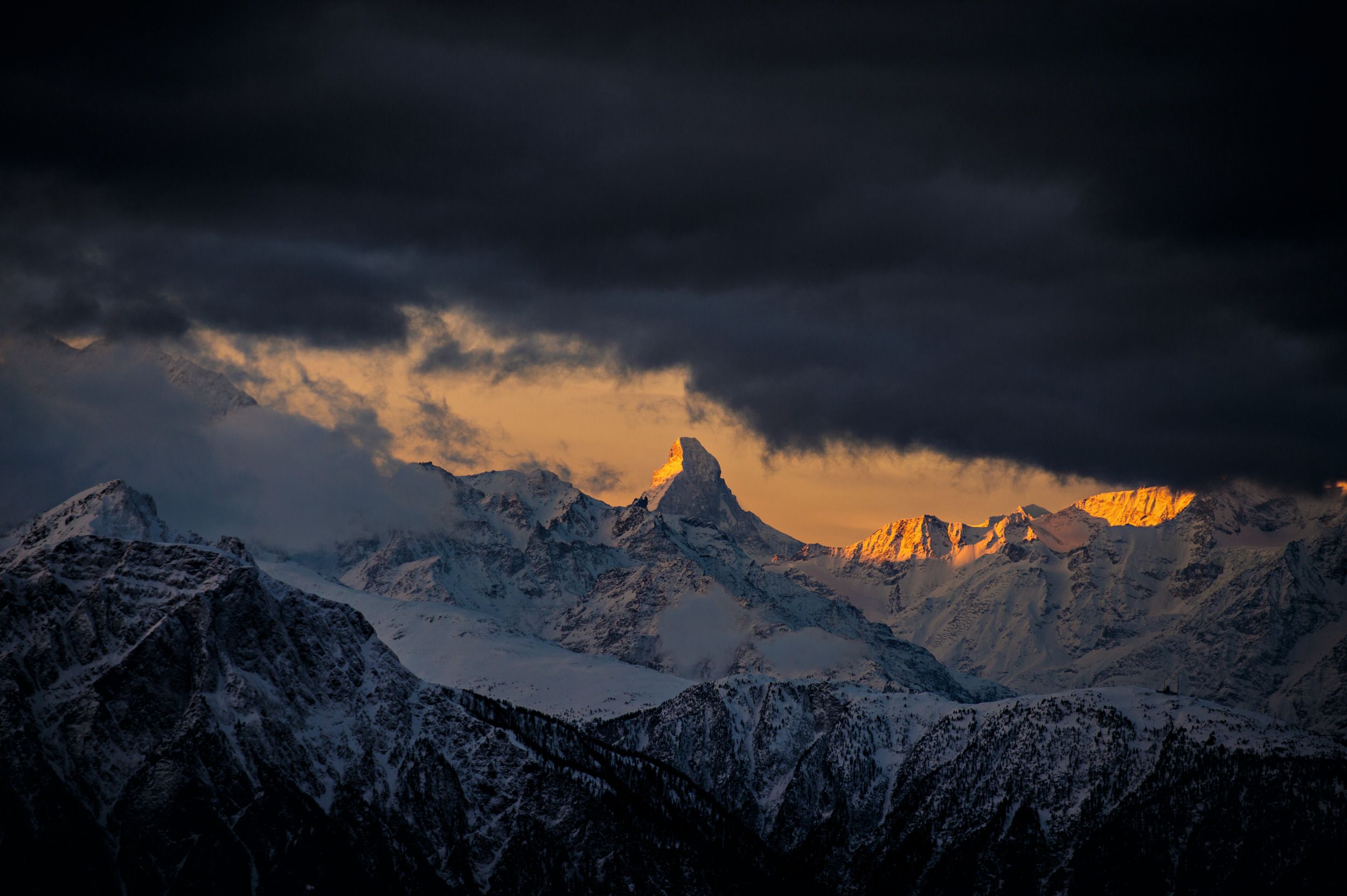 Matterhorn: Uma tempestade se aproxima das majestosas montanhas da Suíça, vivencie uma impressionante paisagem natural.
