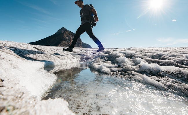 Jalan Glacier di Gletser dengan pria, langit biru