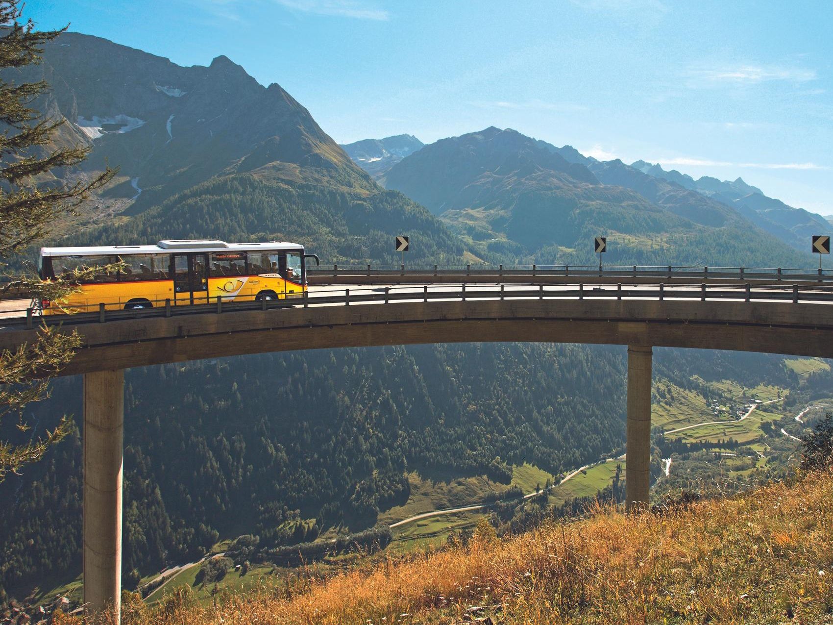 استمتع بزيارة حافلة بوست أوتو إلى ممر غوتارد: اكتشف المناظر الطبيعية الجبلية الرائعة والإطلالات المدهشة خلال رحلتك.