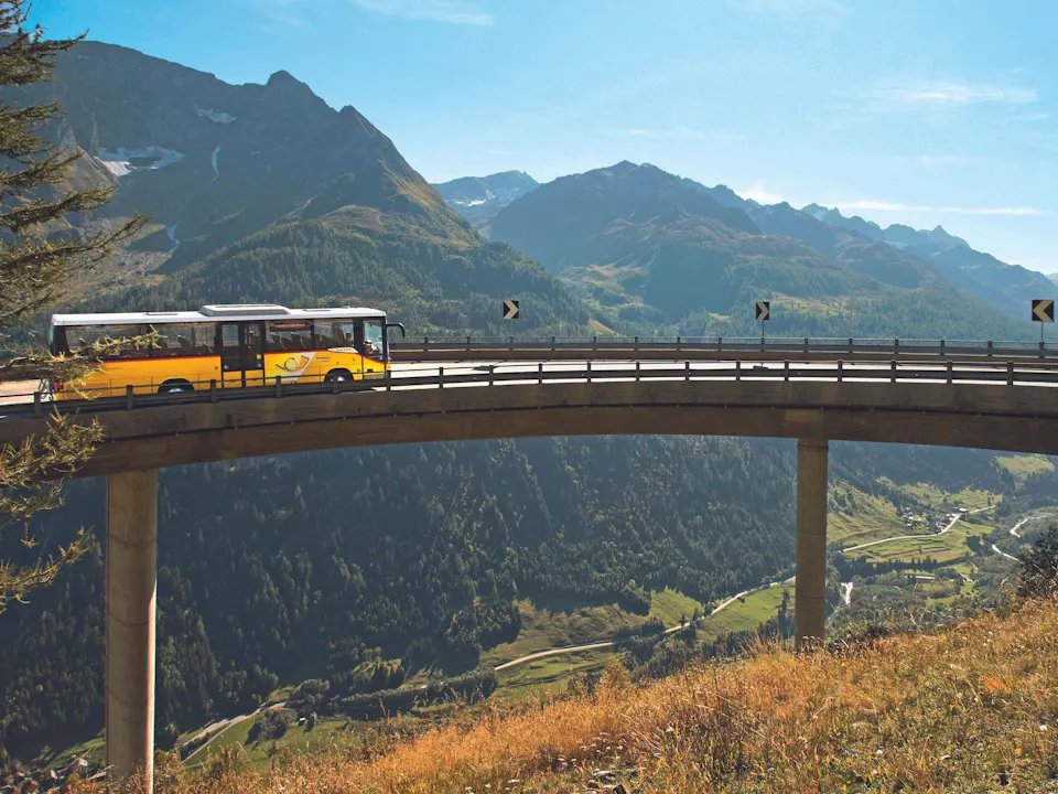 Postauto am Gotthardpass