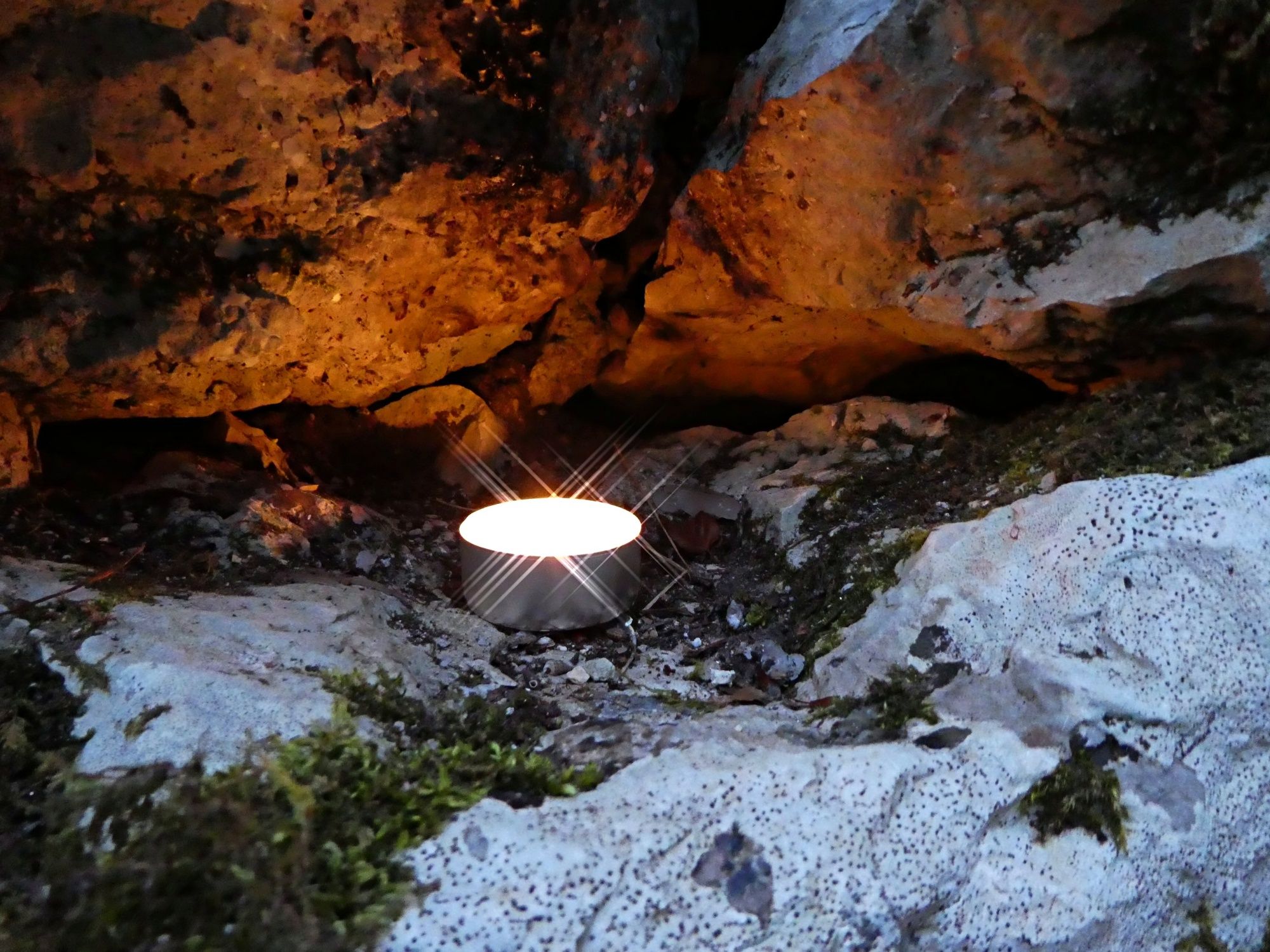 Lilin teal berwarna semula jadi di persekitaran Verenaschlucht yang romantik dan misteri, bercahaya lembut.