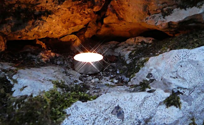 Tea light in the Verena Gorge (Photo: Seraina Zellweger)