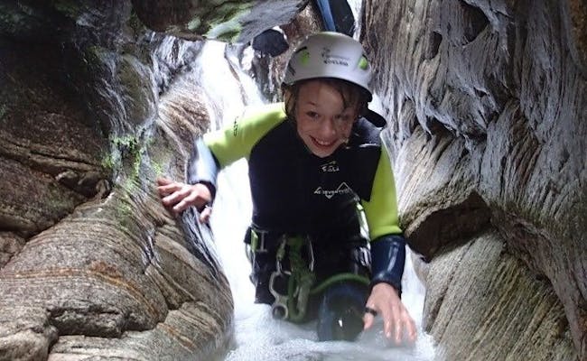 Kinder Canyoning Corippo: Un bambino in muta nel canyon, circondato da rocce