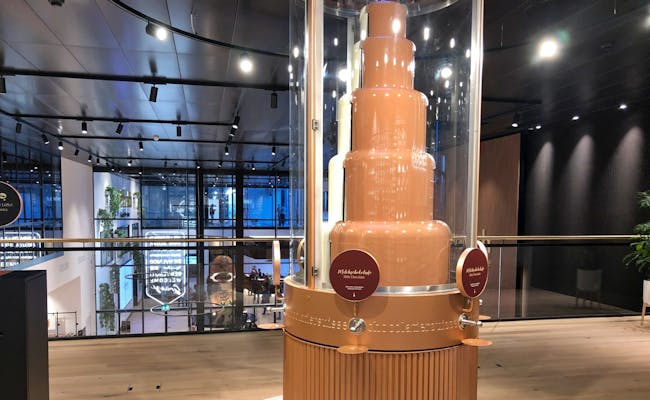 Menara cokelat untuk camilan di Rumah Läderach dengan suasana yang elegan.