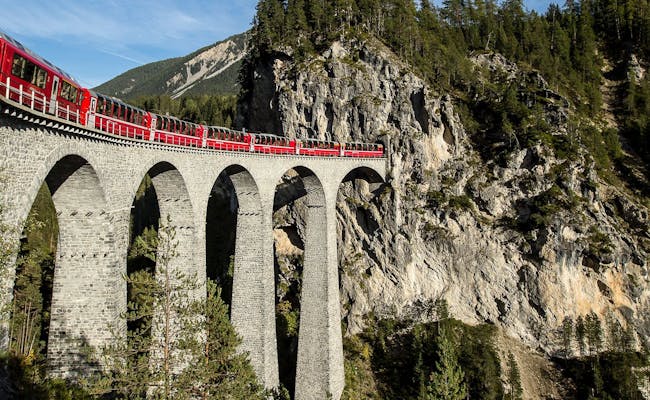 Landwasserviaduct: indrukwekkende brug in Zwitserland omringd door bergen en natuur