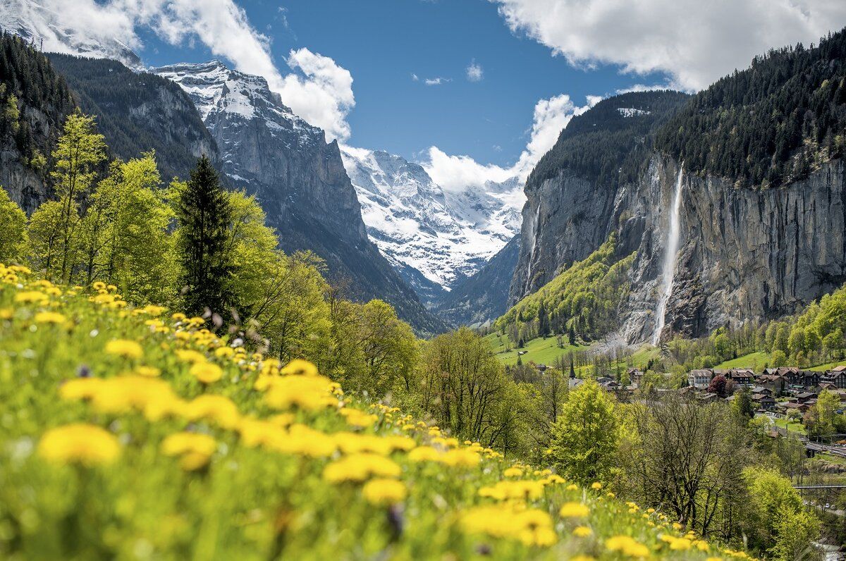 Lauterbrunnen, bukit berbunga, pegunungan, dan air terjun di musim semi