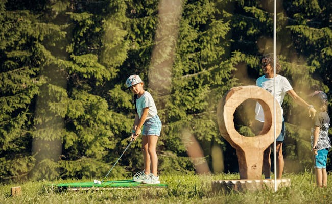 Jouer au mini-golf (Photo : Suisse Tourisme Hannes Heinzer Photographie)