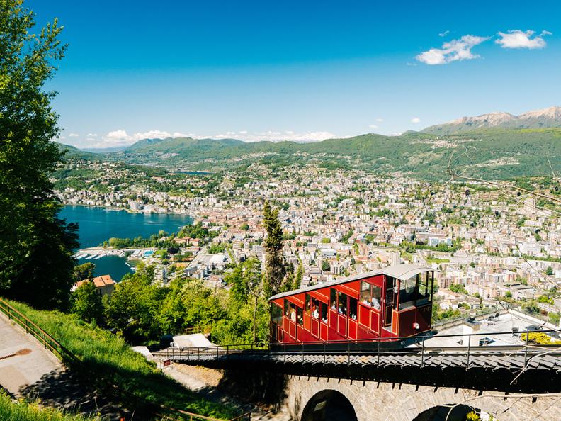 मोंटे ब्रे डिब्बा: टेस्सीन पर्वतमाला की प्राकृतिक सुंदरता के ऊपर ट्रॉली का आनंद लें।