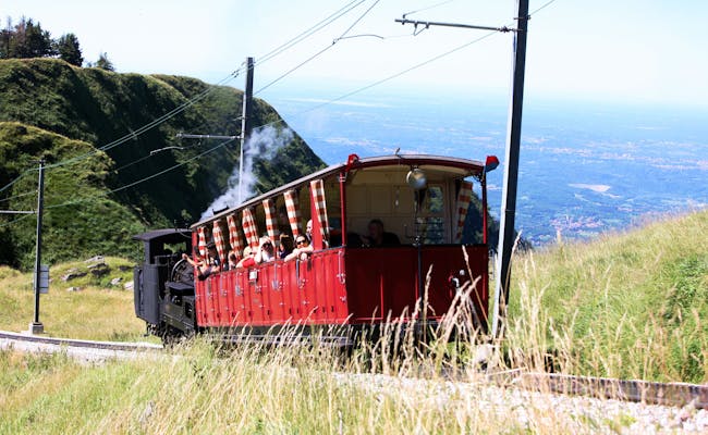 Zahnradbahn Generoso mit Dampflok fährt bergwärts in Tessin.