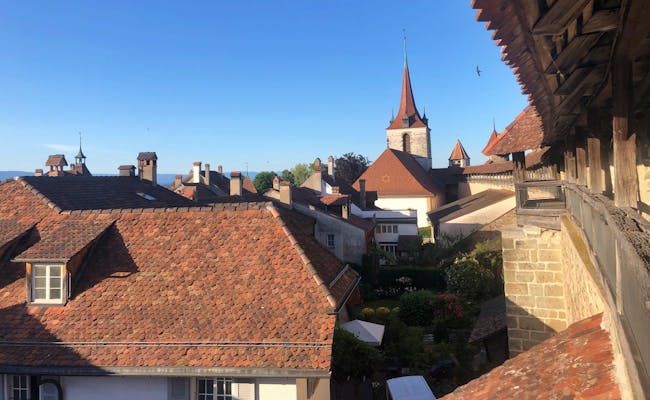 Ringmur i Murten: historisk bymur, elegante tage og afslappet atmosfære.