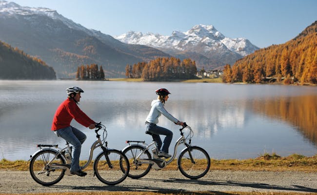 Silvaplana Bike: Radfahren am Silvaplanersee im malerischen Graubünden in der Natur.