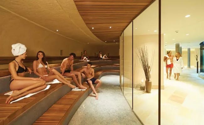 Sauna Argilla s návštěvníky, teplá dřevěná lavice, uvolněná atmosféra.