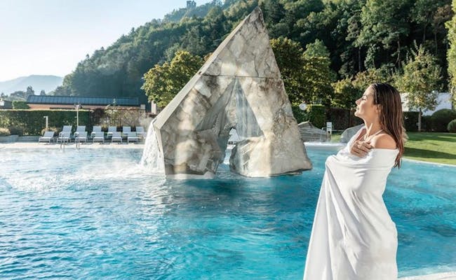 Therme Bad Ragaz con zona de bienestar, piscina y vista a la montaña