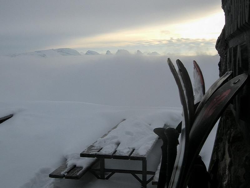 Corso di valanghe nel Toggenburgo: esperto mostra tecniche di sicurezza in un'incantevole paesaggio invernale.