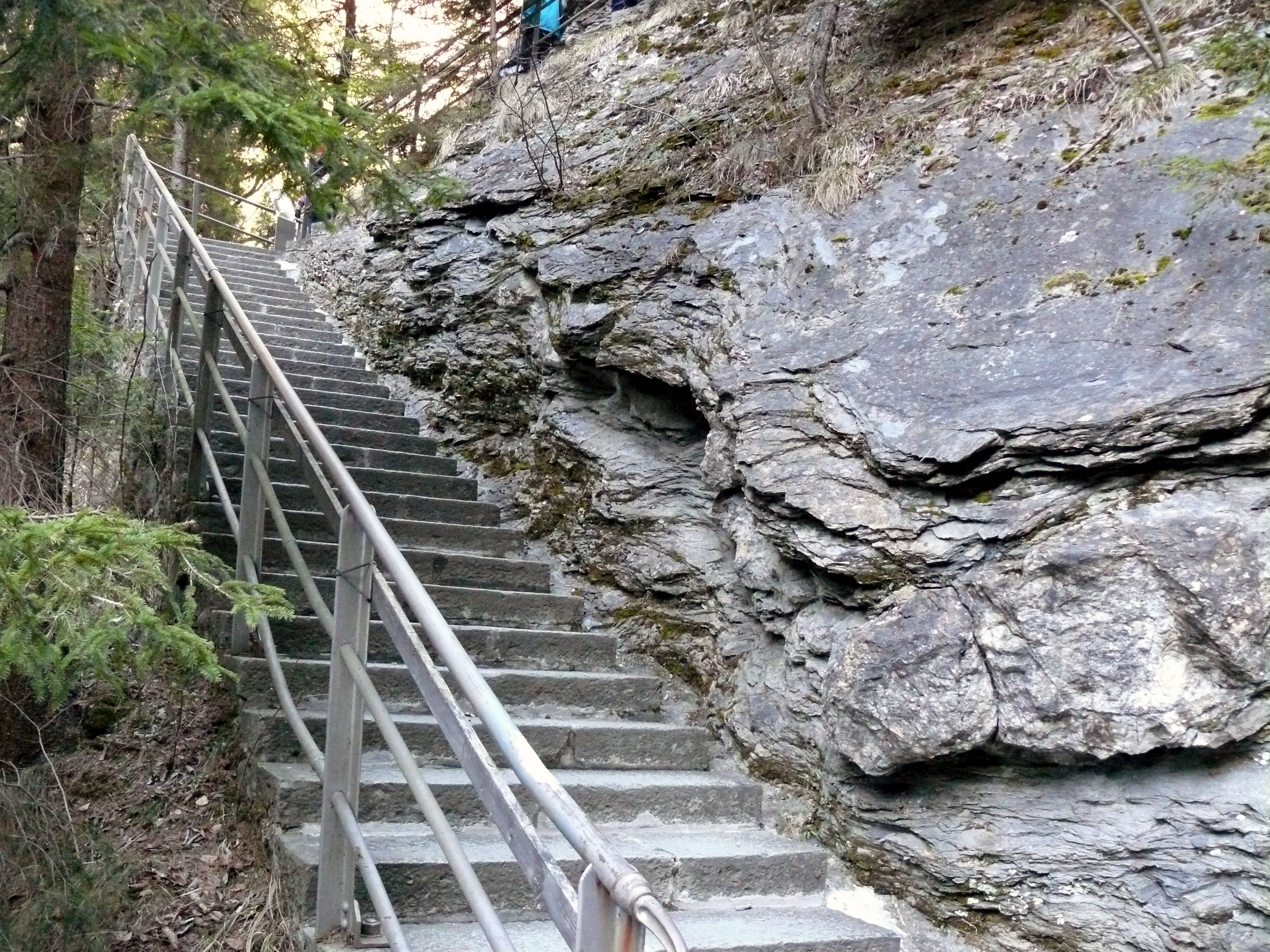 Tangga Viamala Gorge, tebing curam di sebelah kiri, sempurna untuk pendakian alam.