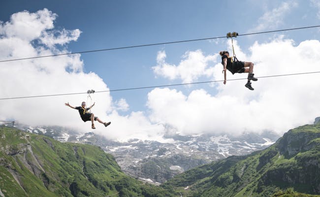 Zipline Trübsee: Ekscytująca aktywność sportowa na górskich szlakach, idealna dla grup i rodzin.