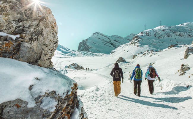 Gemmi Invierno: Senderismo invernal en un paisaje montañoso de ensueño con nieve y aire puro.
