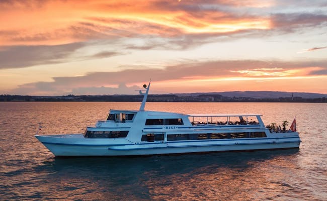 Zugersee Schifffahrt al atardecer con agua tranquila