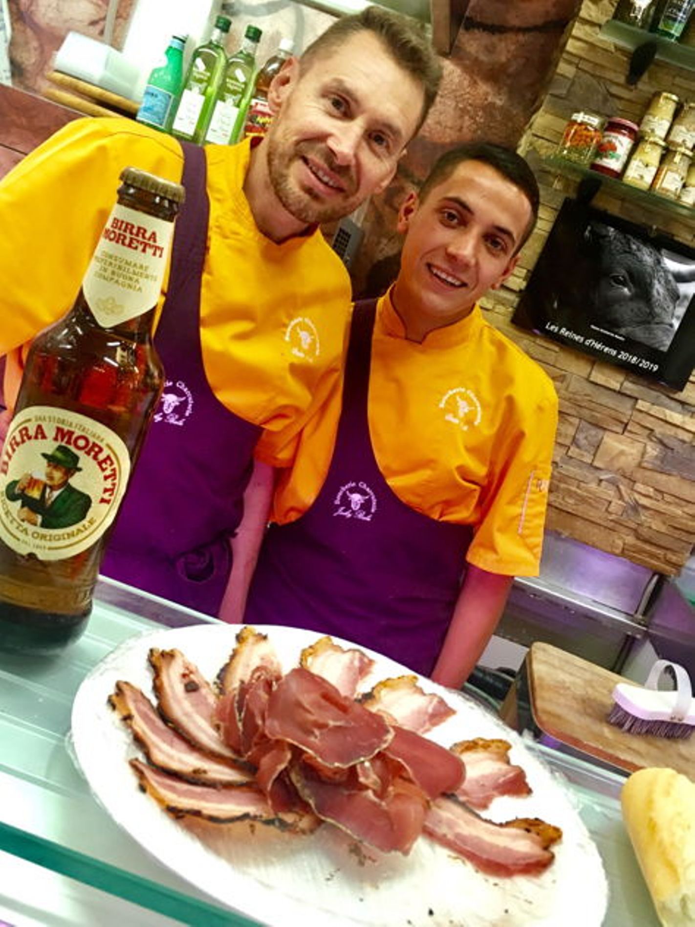 Salame secco su un piatto con vari tipi di tagli