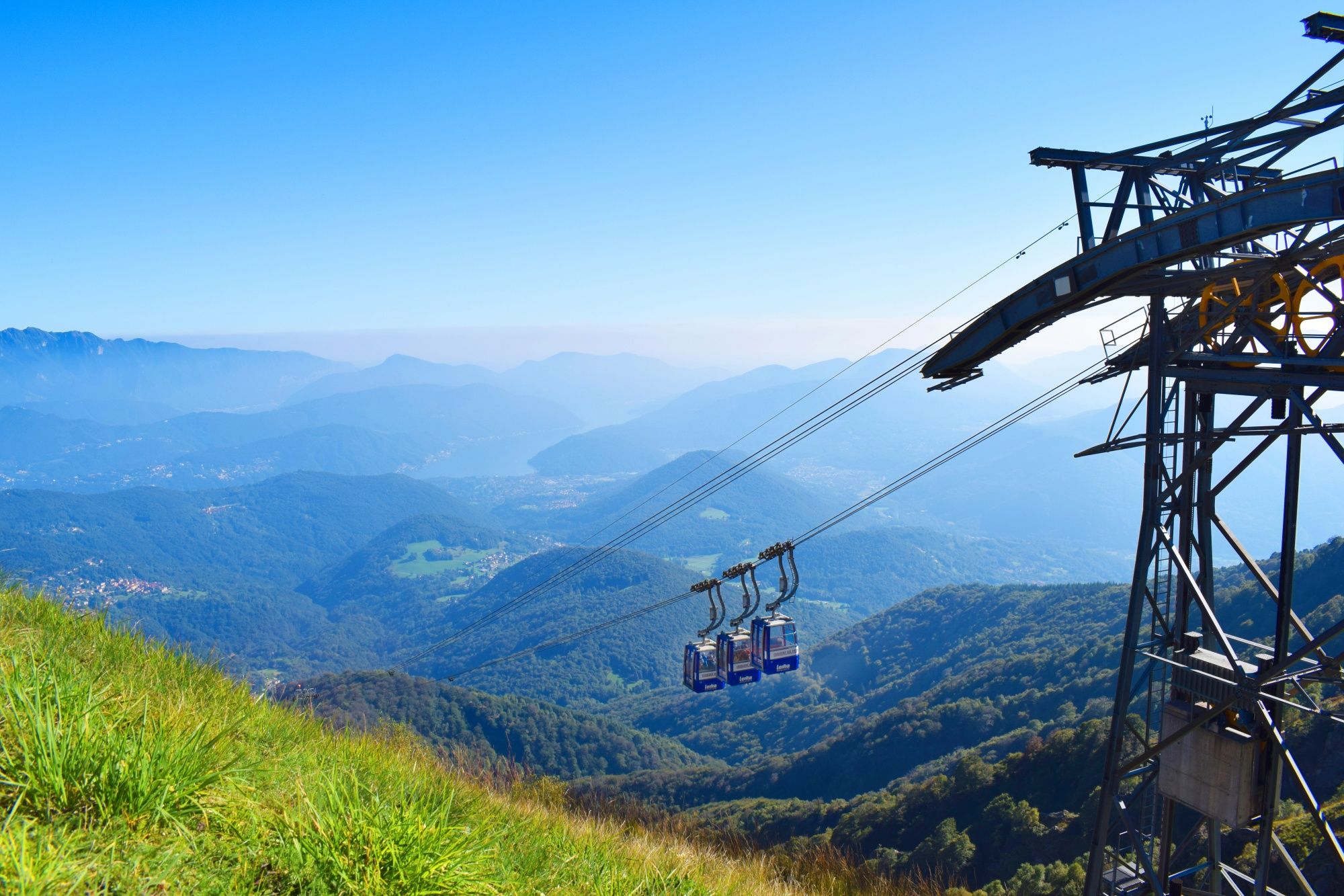 ロープウェイ：周囲の山々や自然の素晴らしい眺めを楽しめるモンテレーマロープウェイを体験しよう。