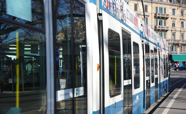 Tramwaj w Zurychu: wózek dziecięcy na pokładzie, doświadczanie i transport życia miejskiego.
