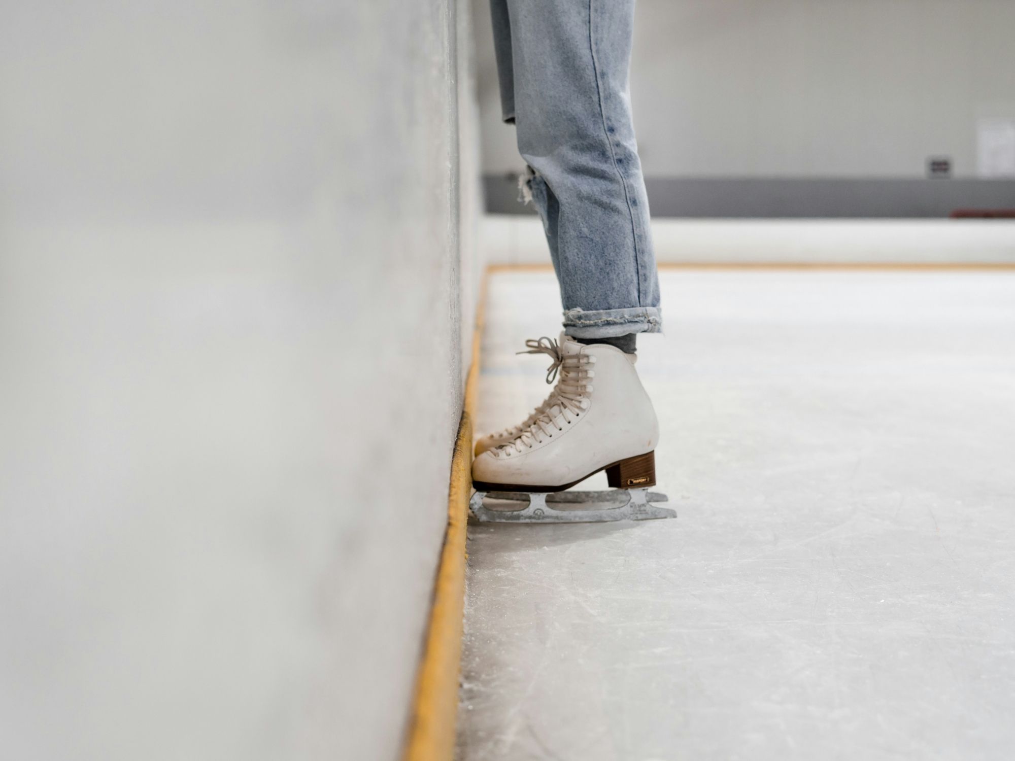 Skidskytte: Njut av att åka skridskor i ishallen tillsammans med vänner och familj under vintern.